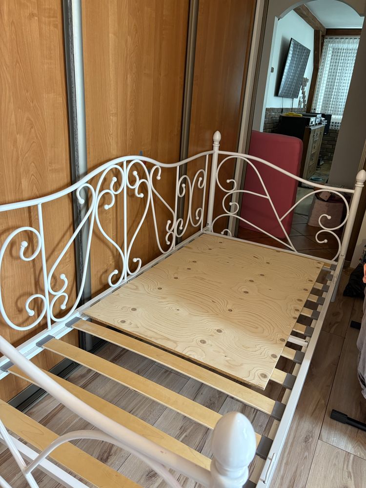 Biała ozdobna rama łóżka