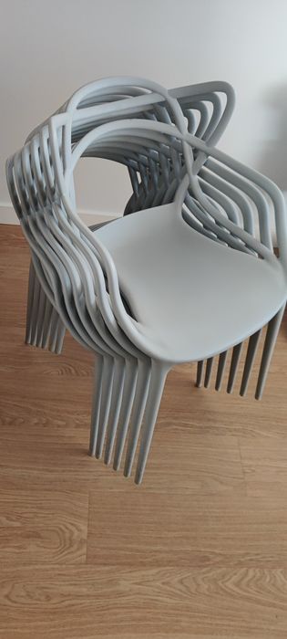 Vendo 6 cadeiras modernas empilháveis