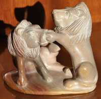 Rzeźba w marmurze figurka zakochane lwy