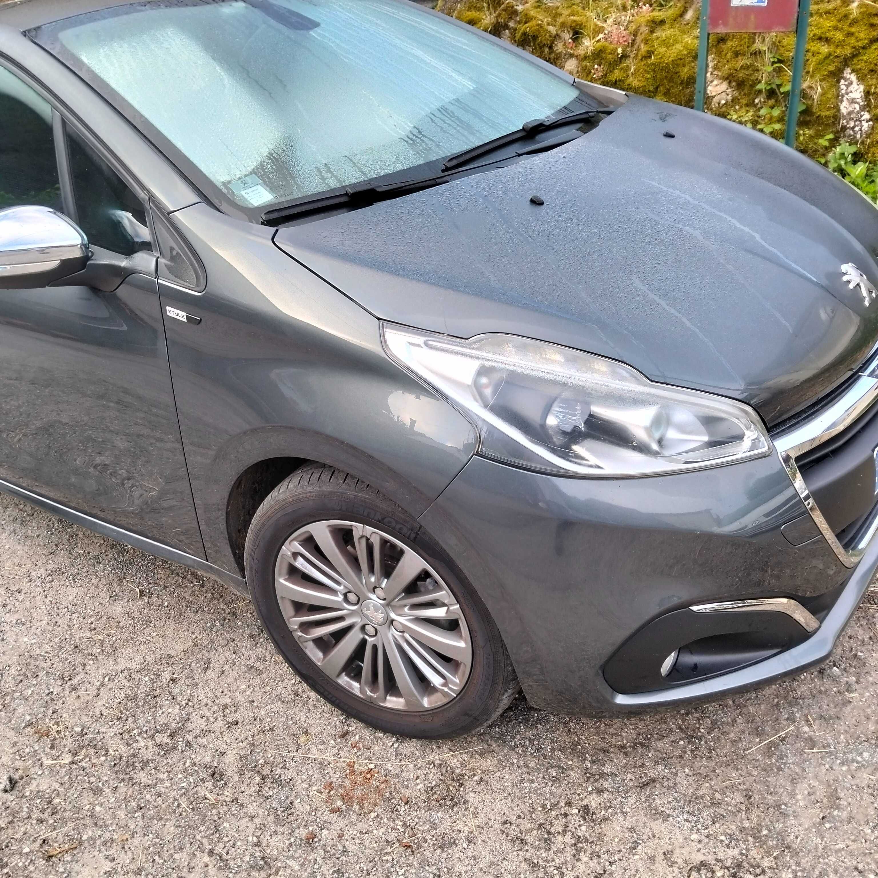 Peugeot 208 cor cinza de ano 2017