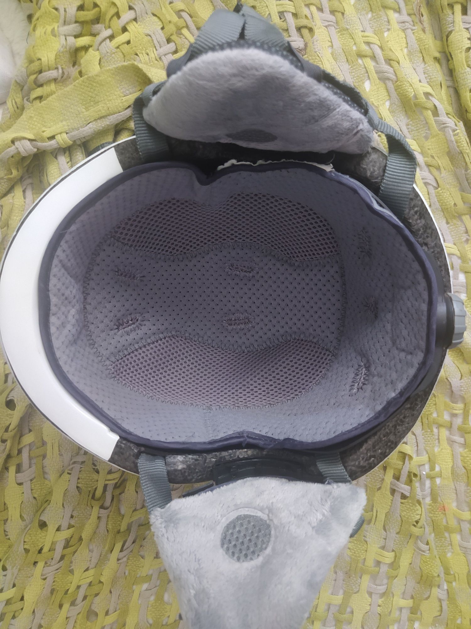 Kask motocyklowy biały.
