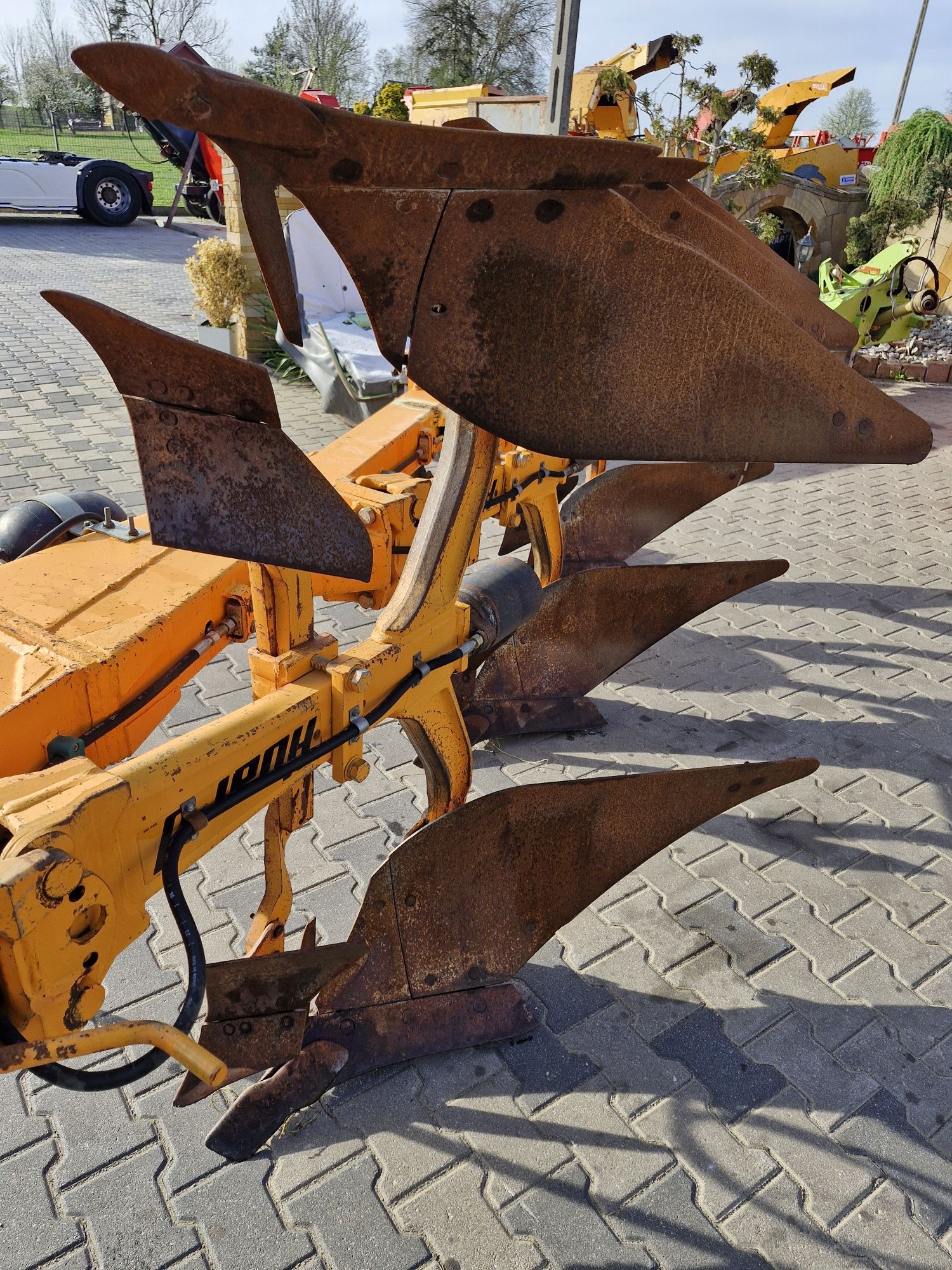 Pług obrotowy Huard 370 3-skibowy Zabezpieczenia hydrauliczne