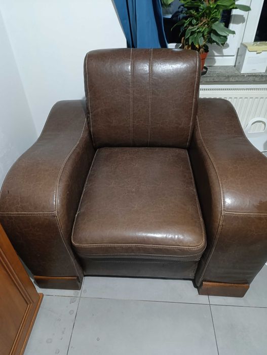 Fotel skórzany z drewnianą ramą