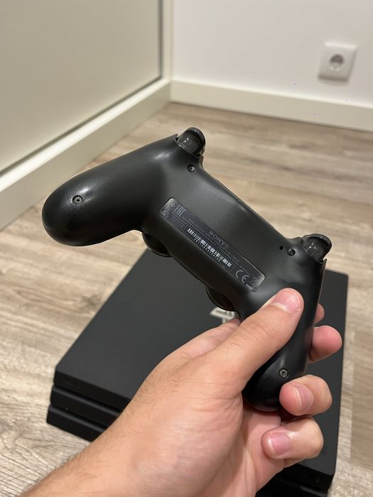 Consola Sony PS4 Pro 4K de 1 TB + 1 comando DualShock