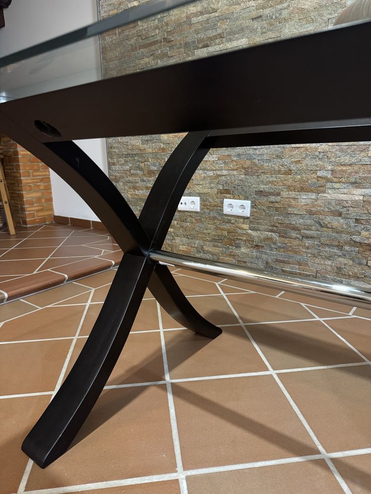 Mesa de jantar sem cadeiras