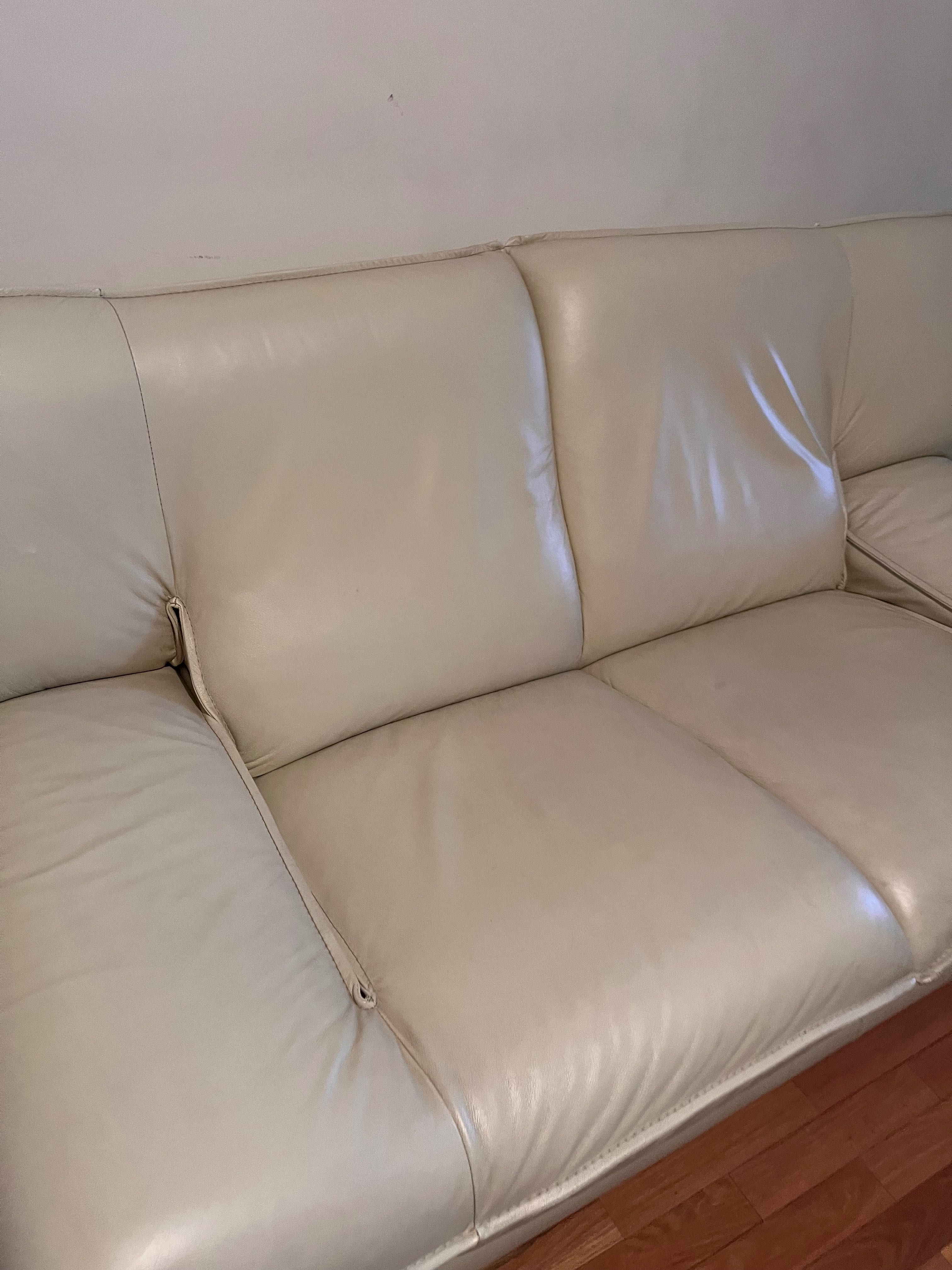 2 Sofás de Pele Bege – Design Moderno e Confortável (2 unidades)