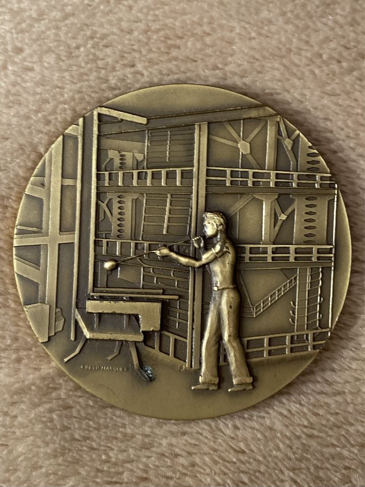 Medalha em bronze “Unir- Organizar- Avançar”.