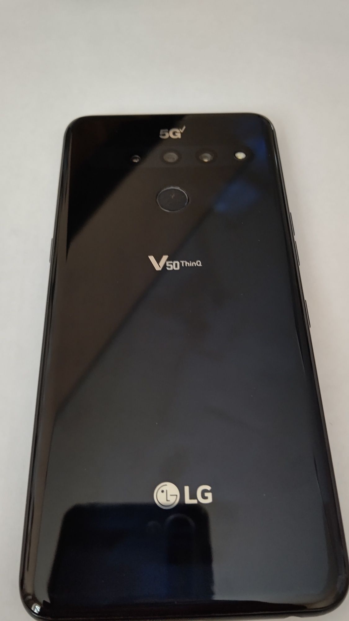 Продам телефон LG V50