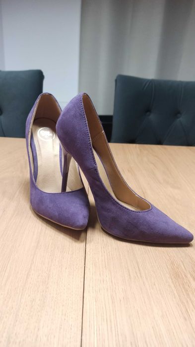 Fioletowe szpilki, eleganckie i seksowne