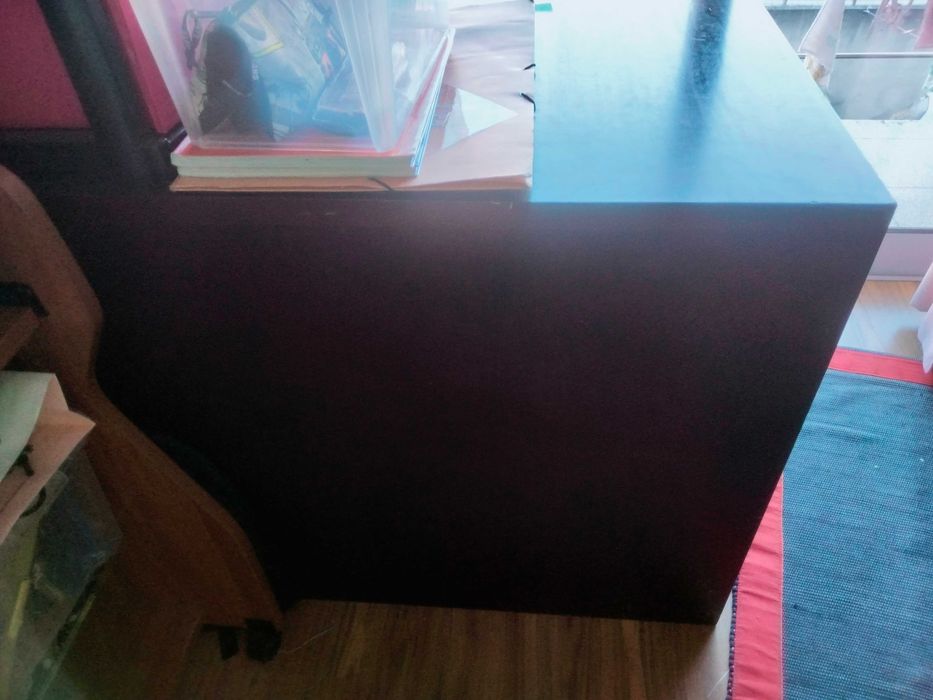 Cama de madeira e cómoda