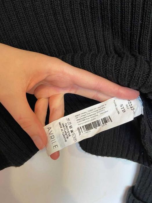 Светр вʼязаний жіночий укорочений чорний