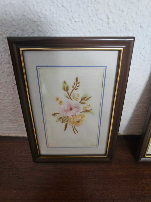 Par de quadros bordados à mão em linho – flores com moldura