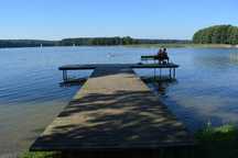 Mazury -Domki nad jeziorem z liną brzegową, pomosty, plac zabaw