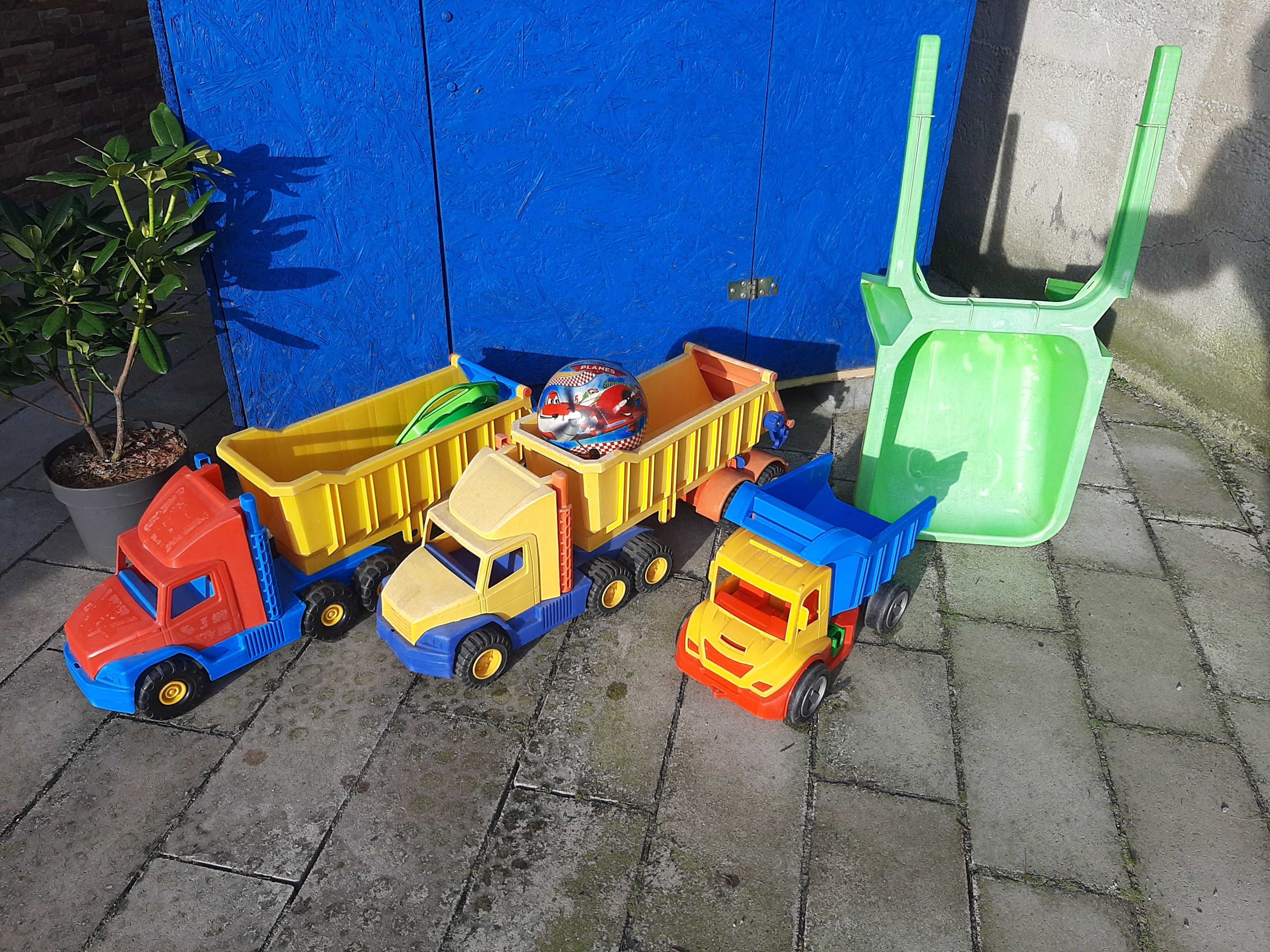 Zabawki na plac zabaw dla chlopca auto ciężarówki .