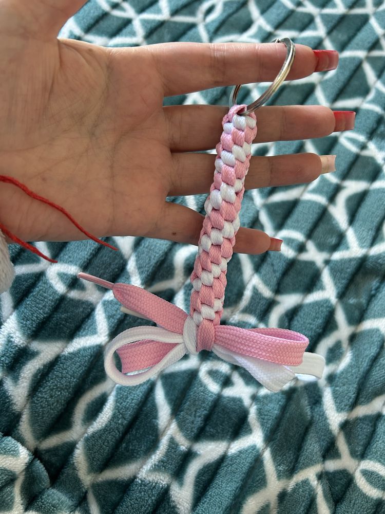Porta chaves em branco e rosa claro