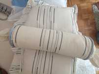 Colcha de cama azul e branca