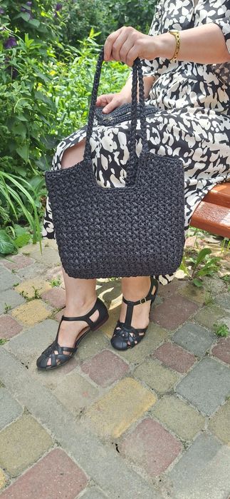 Чорна жіноча сумочка зв'язана з рафії
