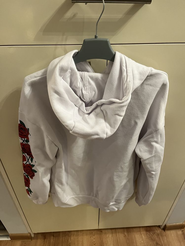 biała bluza z pięknymi czerwonymi kwiatami na rękawach