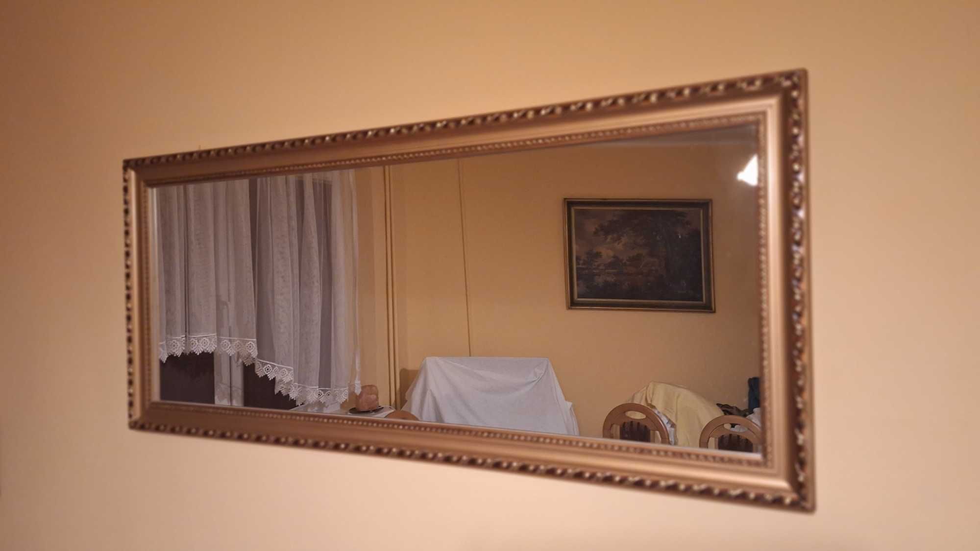 Lustro w złotej ramie