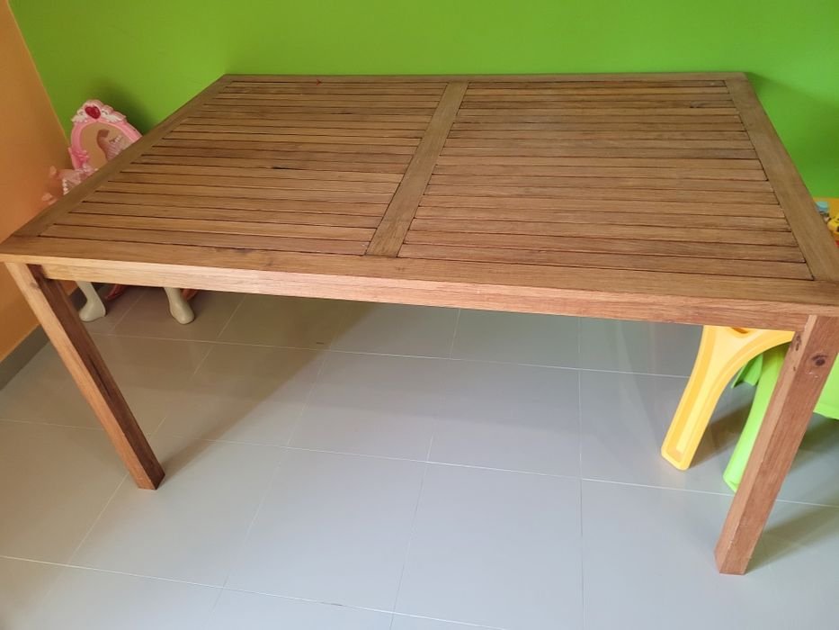 Mesa como nova de madeira