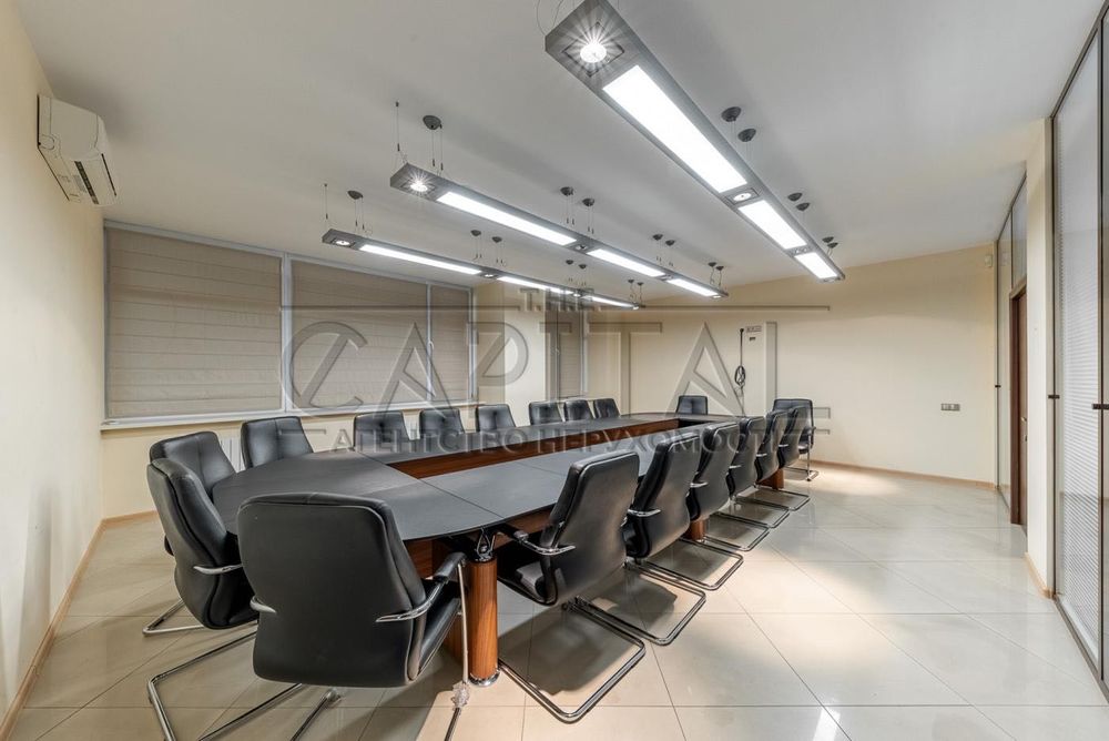 Оренда офісу 275 м² у центрі Києва, є меблі, декілька виходів, укриття