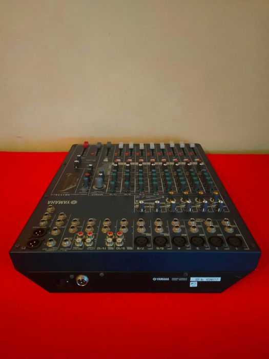 Mesa de mistura Yamaha MG124CX - como nova