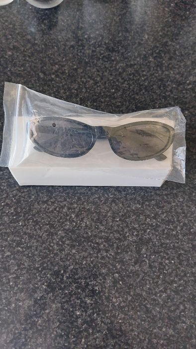 Óculos de sol novos de sra