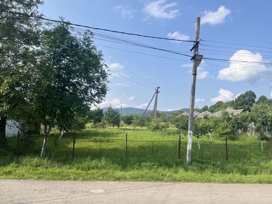 Продається земельний участок з будинком