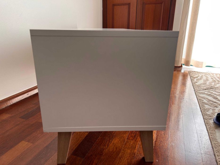 Base/Móvel de TV moderno branco | Praticamente Novo | C:135 L:40 A:47
