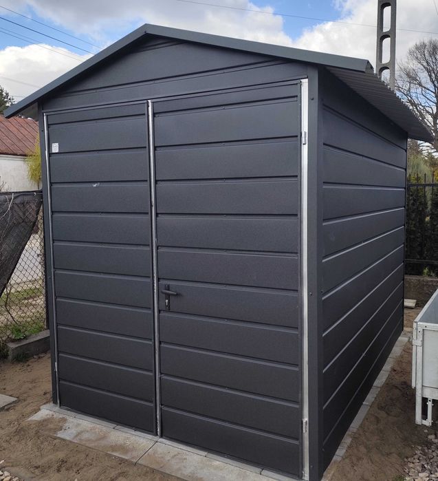 Garaż w Kolorze Antracyt z Białą Obróbką Blacharską