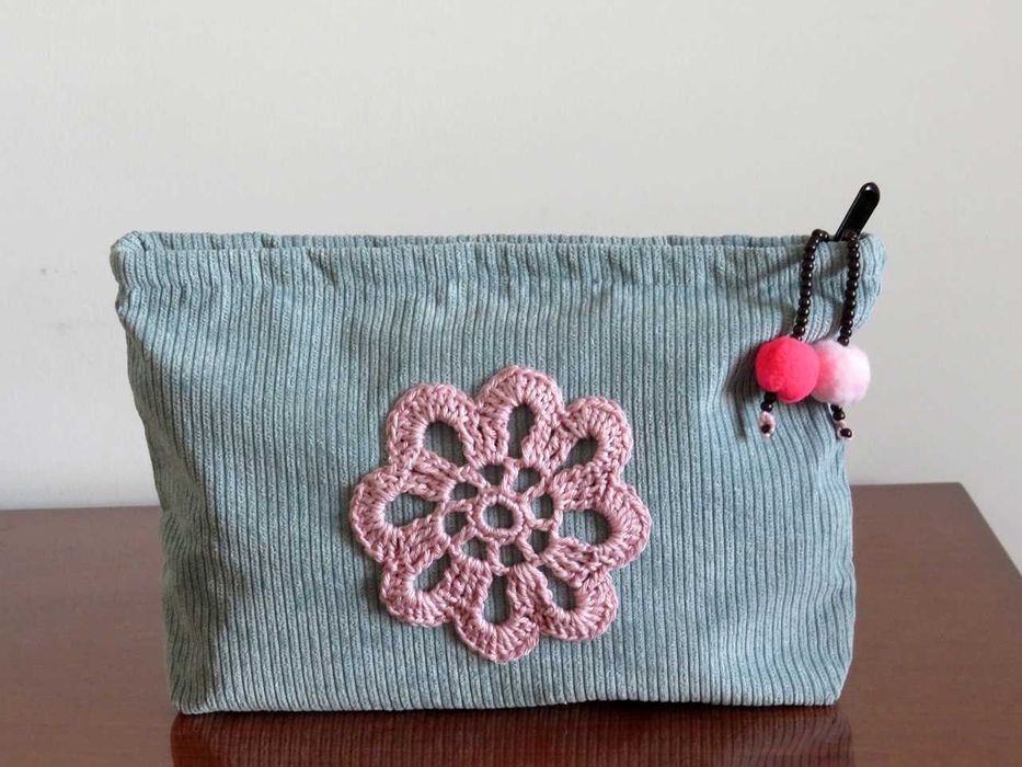 Bolsa em bombazine com croche – 26 x 19 cm