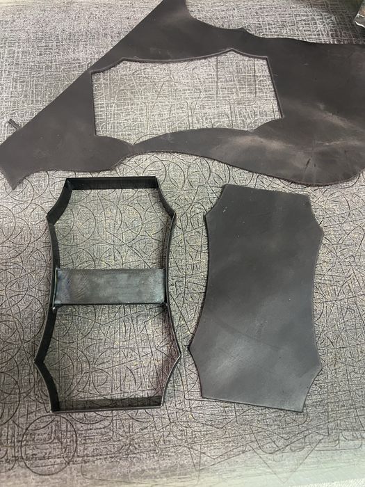 Розкрій, вирубка, висічка, матеріалів на гідравлічному пресі