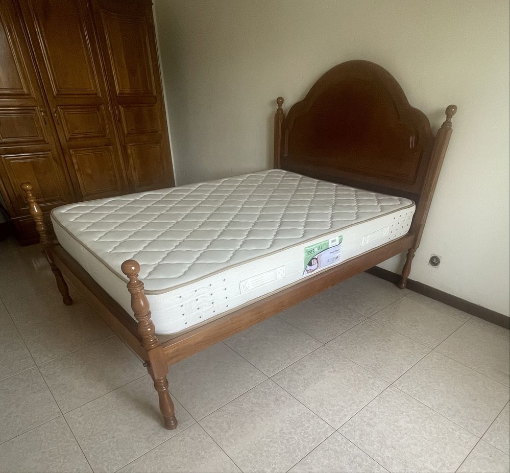 Cama de casal como nova e colchão com pouco uso
