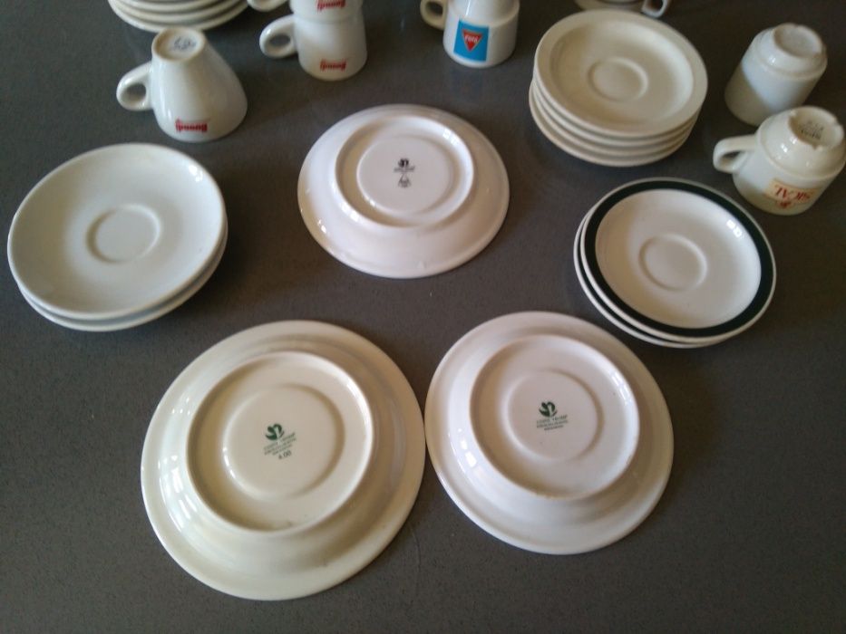 43 peças de chávenas e pires de café