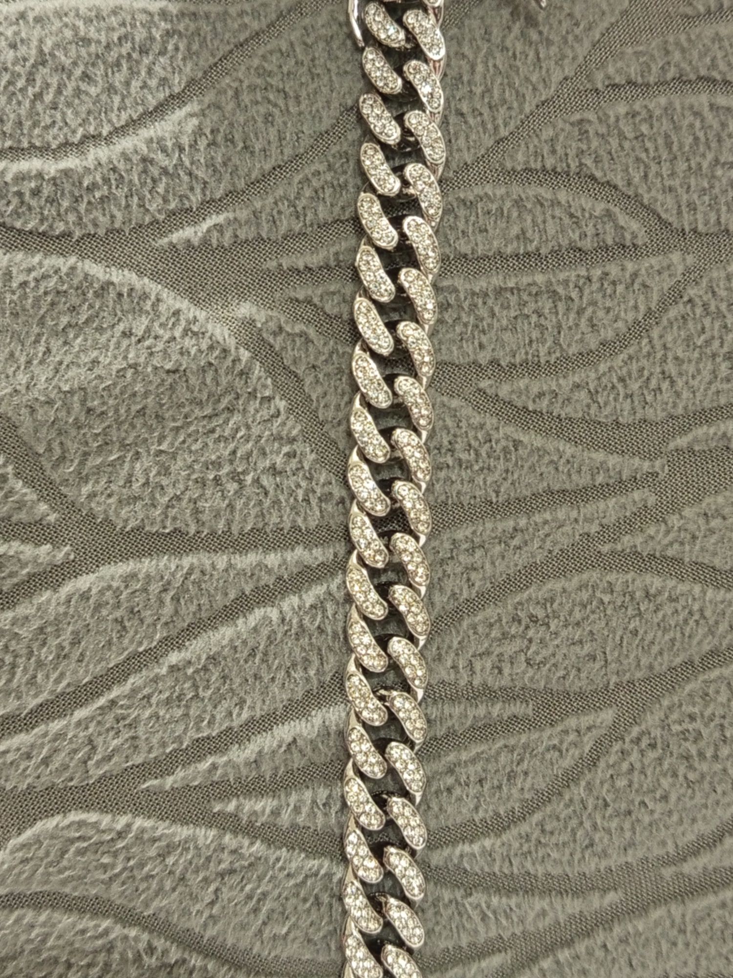 Pulseira com brilho.