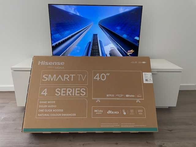 Smart TV Hisense com Movel incluido