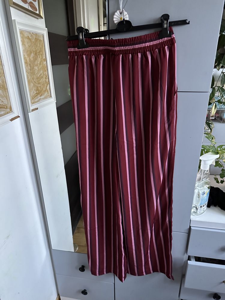 Burgundowe spodnie w paski satynowe eleganckie lato m NA-KD