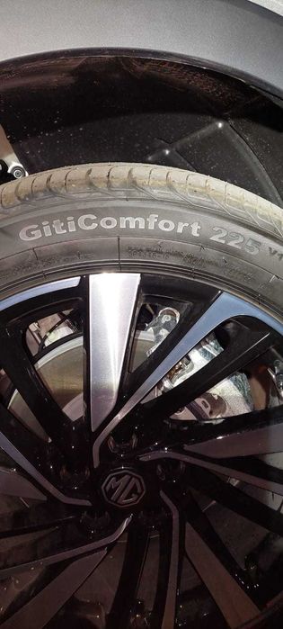 Sprzedam komplet opon letnich 215/50R18, praktycznie nowych
