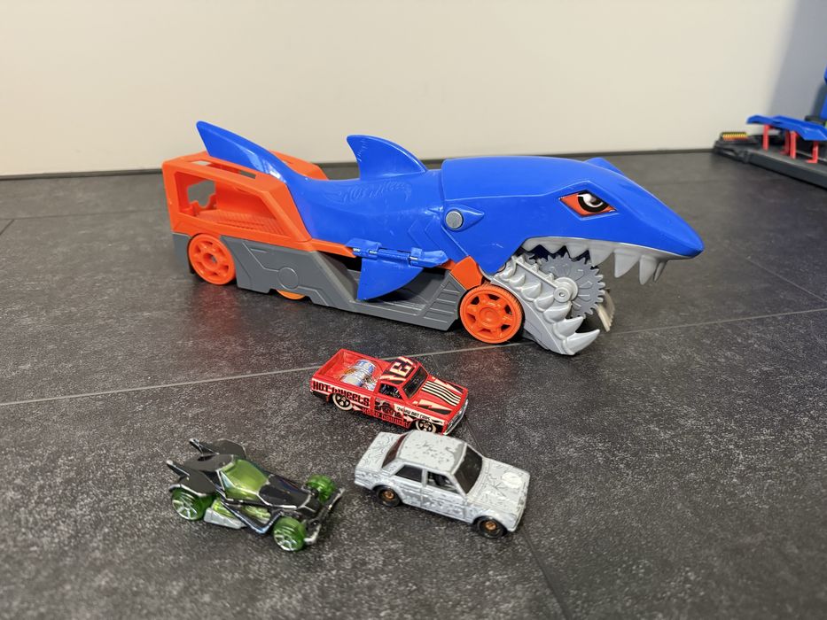 Вантажівка-транспортер Hot Wheels+ 6 фірмових машинок hot wheels