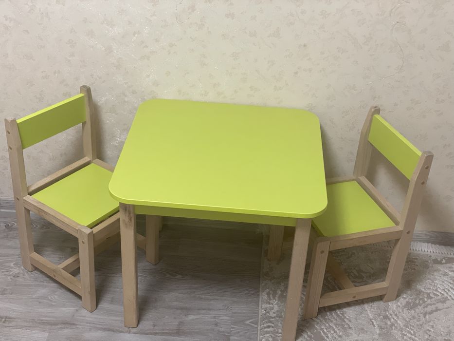 Стіл та два стула. Детский стол