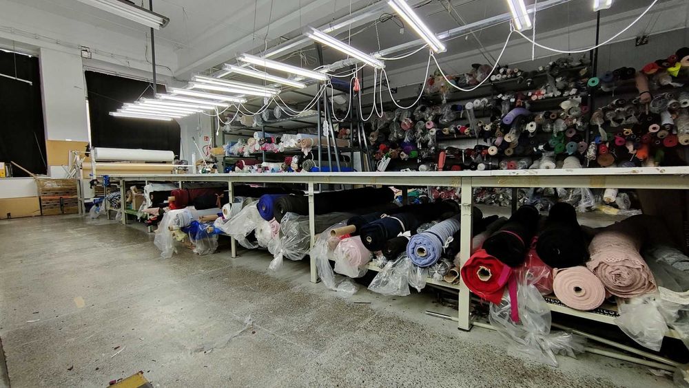 stół krawiecki z odkrawaczem do lagowania i krojenia, krojczy, roboczy