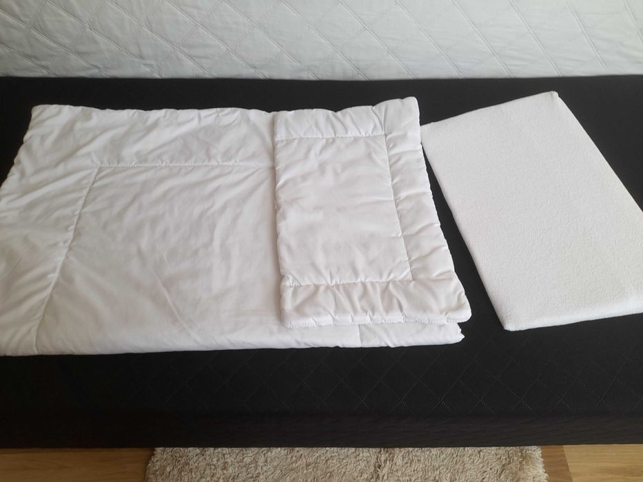 Łóżeczko/kojec składane z pełnym wyposażeniem.