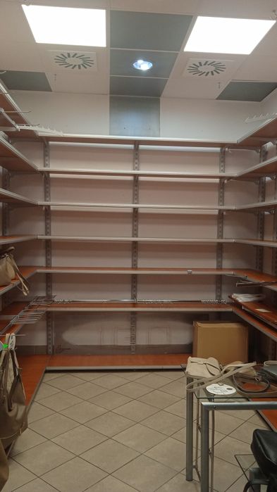 Regały, stoliki, biurko