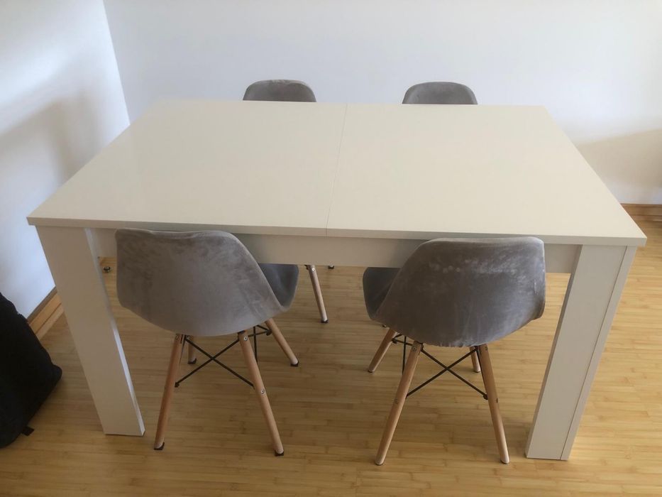 Mesa extensível e cadeiras