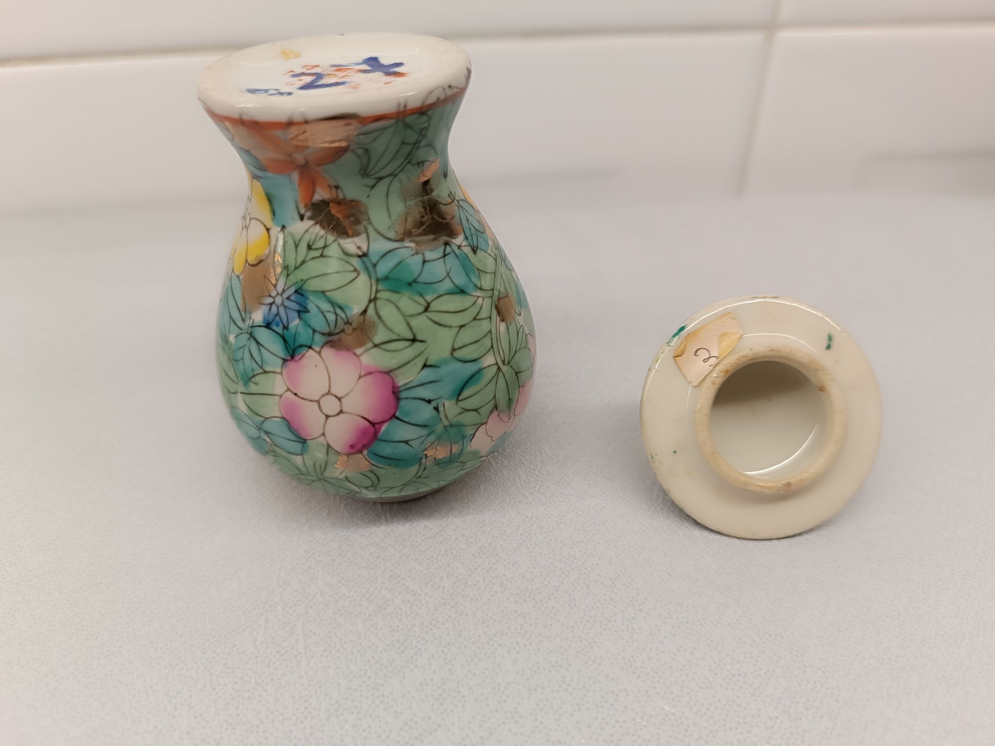 Pote Porcelana Oriental. Pintado à mão. 12 cm