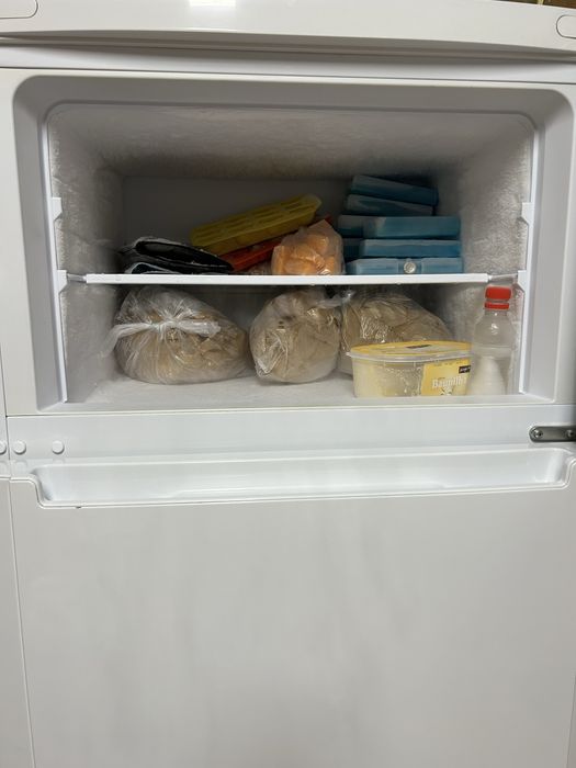 Vendo frigurifico Hotpoint Ariston.( na compra do frigurifico ofereco