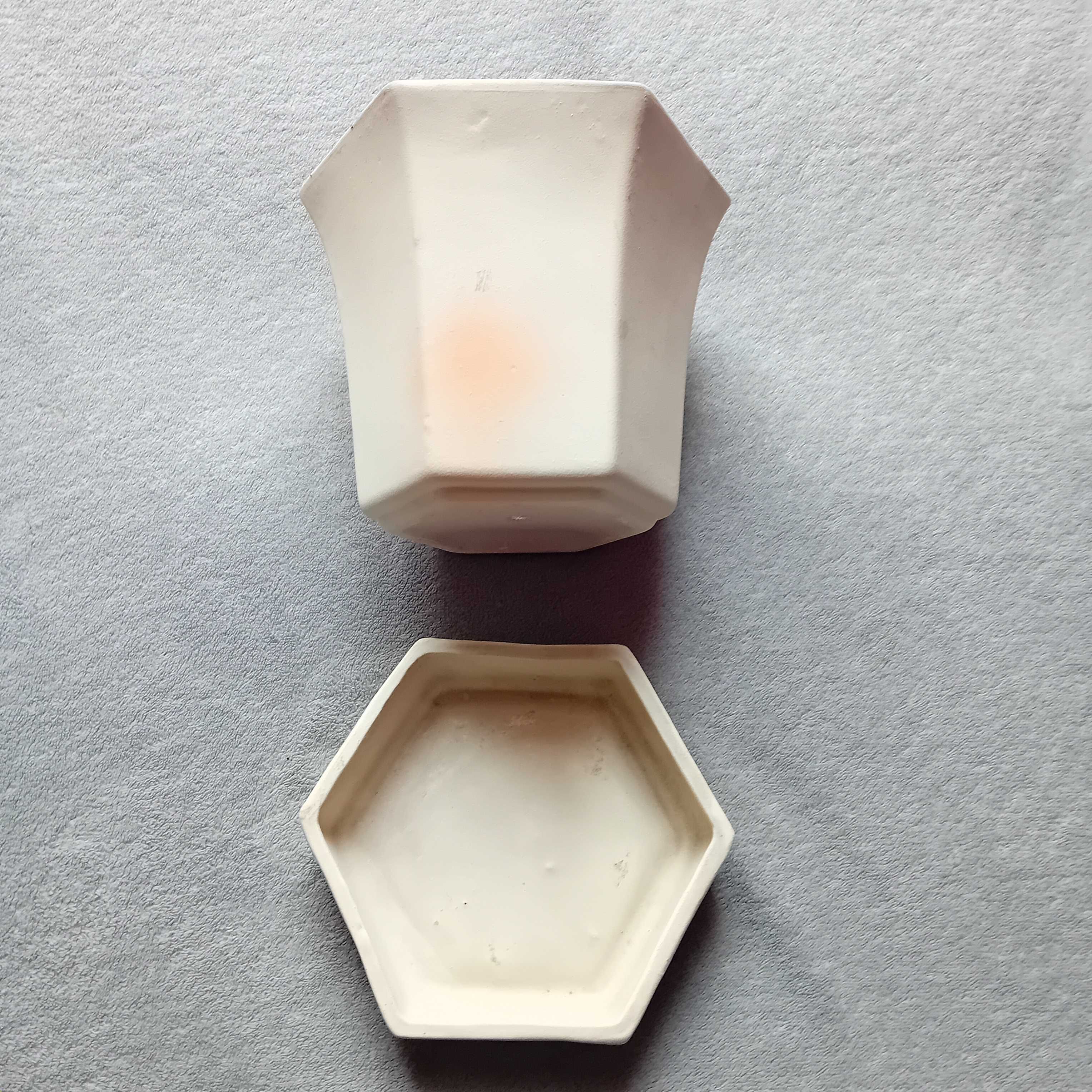 Ceramiczna sześciokątna doniczka vintage z podstawką.