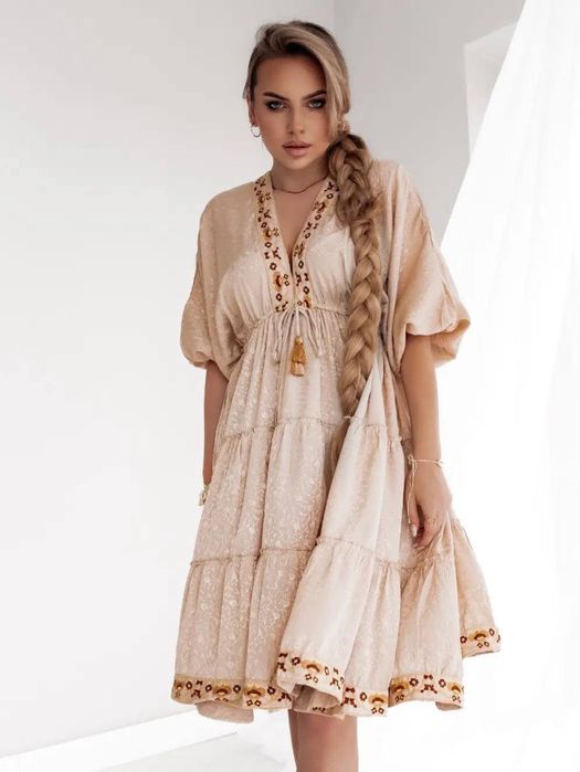 Sukienka w stylu boho beżowa
