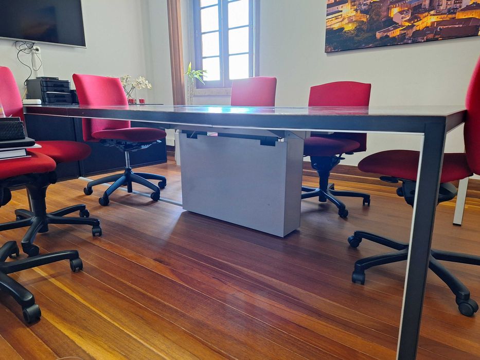 Mesa de escritório grande com ligações elétricas ao meio 1,60X2,40