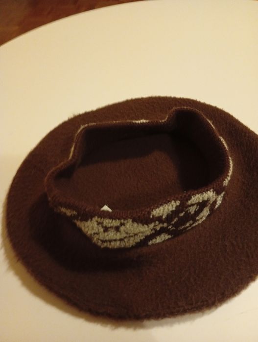 Sprzedam beret damski w rozmiarze 55-57 cm.